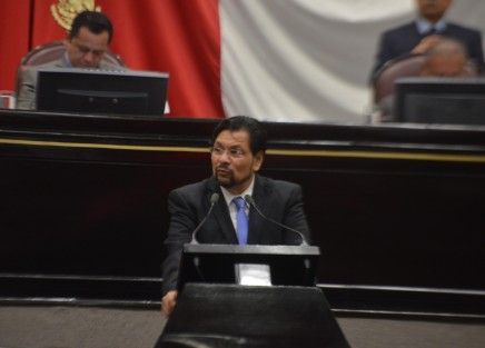 El Grupo Legislativo de Morena, en voz del diputado León David Jiménez Reyes, presentó una Iniciativa con proyecto de Decreto que reforma diversas leyes orgánicas y que tiene como propósito apoyar el programa de austeridad y proponer a los contralores la disposición del personal de base y confianza. 