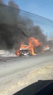 La tarde de este martes, presuntos huachicoleros realizaron bloqueos carreteros con vehículos incendiados en las carreteras Celaya - Salamanca, Celaya - Juventino Rosas y Querétaro - Irapuato. Esto luego de un operativo de la Marina con decomiso de combustible y vehículos para el transporte del mismo. Imagen: Cortesía de habitantes de la zona. 