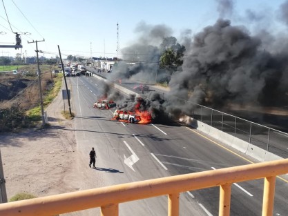 La tarde de este martes, presuntos huachicoleros realizaron bloqueos carreteros con vehículos incendiados en las carreteras Celaya - Salamanca, Celaya - Juventino Rosas y Querétaro - Irapuato. Esto luego de un operativo de la Marina con decomiso de combustible y vehículos para el transporte del mismo. 