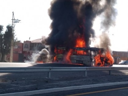 La tarde de este martes, presuntos huachicoleros realizaron bloqueos carreteros con vehículos incendiados en las carreteras Celaya - Salamanca, Celaya - Juventino Rosas y Querétaro - Irapuato. Esto luego de un operativo de la Marina con decomiso de combustible y vehículos para el transporte del mismo. 