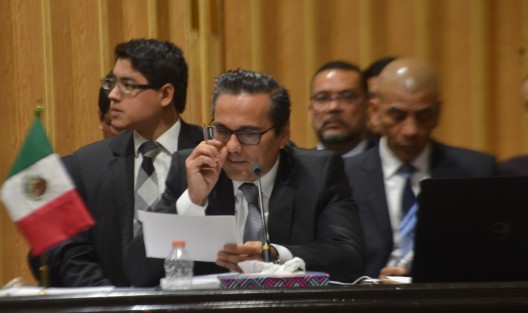 Fiscal Jorge Winckler Ortiz, durante la comparecencia ante diputados locales, haciendo lo posible porque no le caiga el moco. 
