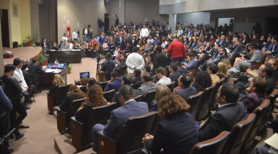 A diferencia de otras, la comparecencia de la Fiscalía sí  congregó asistentes... ¡hasta los diputados fueron! 