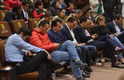 Bueno, al menos de cuerpo presente sí estuvieron los diputados locales, aunque virtualmente estaban en otro lado.