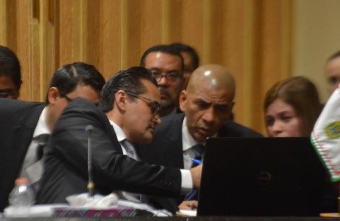 Respaldado por personal tras de él y algunos a su frente, el Fiscal Jorge Winckler Ortiz se presentó a comparecer ante diputados locales.  