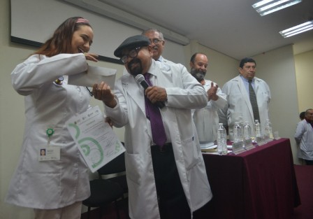 El secretario de de Salud Roberto Ramos Alor, entregó premios a residentes ganadores, Carteles de Investigación, en el marco de la 5a Semana Académica de las Residencias Médicas en el Hospital Regional de Xalapa Dr. Luis F. Nachón; cabe destacar que los premios económicos entregados fueron aportados  por el propio secretario.   