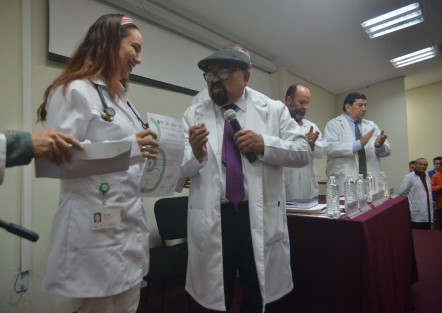 El secretario de de Salud Roberto Ramos Alor, entregó premios a residentes ganadores, Carteles de Investigación, en el marco de la 5a Semana Académica de las Residencias Médicas en el Hospital Regional de Xalapa Dr. Luis F. Nachón; cabe destacar que los premios económicos entregados fueron aportados  por el propio secretario.   