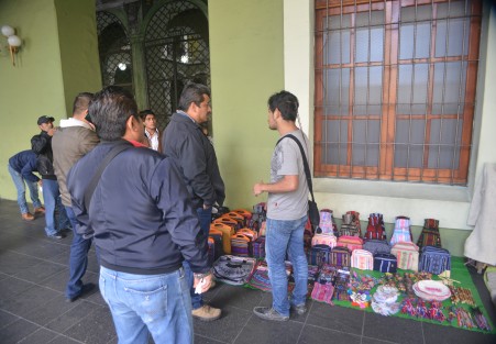 Luego de que por varias semanas nadie actuara en contra del comercio informal, hoy supervisores de comercio retiraron a comerciantes que se colocaban en los bajos de Palacio de Gobierno. Por momentos se tornó ríspido el asunto, ya que no querían retirarse.