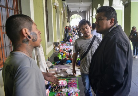 Luego de que por varias semanas nadie actuara en contra del comercio informal, hoy supervisores de comercio retiraron a comerciantes que se colocaban en los bajos de Palacio de Gobierno. Por momentos se tornó ríspido el asunto, ya que no querían retirarse.