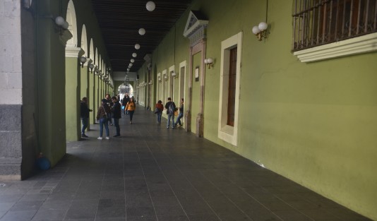 Luego de que por varias semanas nadie actuara en contra del comercio informal, hoy supervisores de comercio retiraron a comerciantes que se colocaban en los bajos de Palacio de Gobierno. Por momentos se tornó ríspido el asunto, ya que no querían retirarse.
