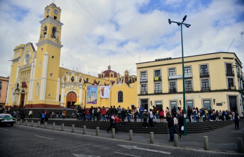 Largas filas para el pago de inscripción de estudiantes del nivel bachillerato. De a mil por cabeza. 
