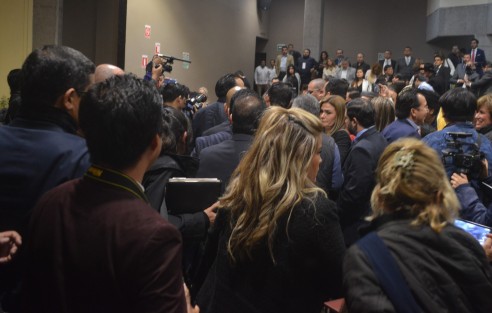 Después de su comparecencia el  Fiscal evitó salir por la puerta principal para evitar a integrantes de colectivos, en su huida quedó atrapado. 