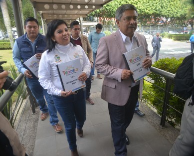 El alcalde de Teocelo, Mario Chama Díaz, en compañía de funcionarios municipales acudió a la legislatura a entregar la cuenta pública 2018. 
