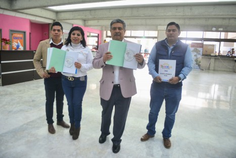 El alcalde de Teocelo, Mario Chama Díaz, en compañía de funcionarios municipales acudió a la legislatura a entregar la cuenta pública 2018. 
