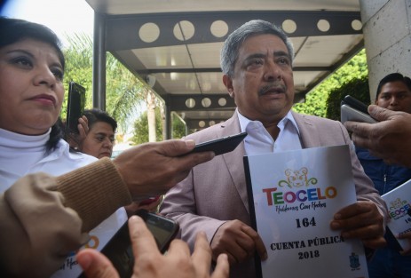 El alcalde de Teocelo, Mario Chama Díaz, en compañía de funcionarios municipales acudió a la legislatura a entregar la cuenta pública 2018. 
