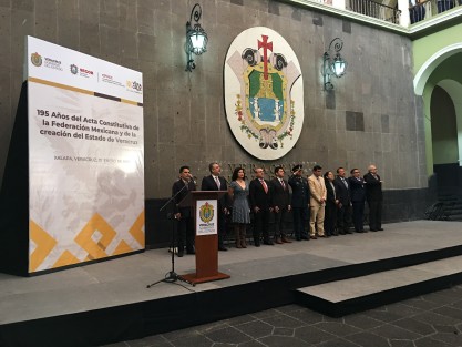 En el patio central del Palacio de Gobierno se llevó a cabo la ceremonia conmemorativa al 195 aniversario del Acta Constitutiva de la Federación Mexicana y de la creación del Estado de Veracruz, con la presencia de representantes de funcionarios estatales y locales. 