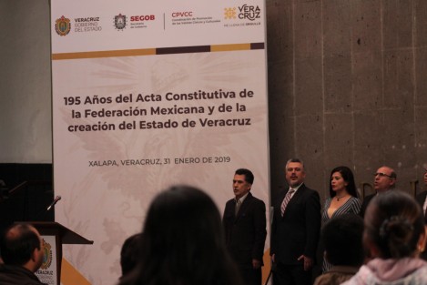 En el patio central del Palacio de Gobierno se llevó a cabo la ceremonia conmemorativa al 195 aniversario del Acta Constitutiva de la Federación Mexicana y de la creación del Estado de Veracruz, con la presencia de representantes de funcionarios estatales y locales. 