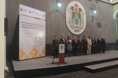 En el patio central del Palacio de Gobierno se llevó a cabo la ceremonia conmemorativa al 195 aniversario del Acta Constitutiva de la Federación Mexicana y de la creación del Estado de Veracruz, con la presencia de representantes de funcionarios estatales y locales. 