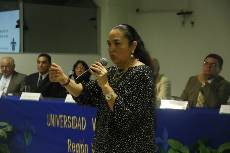 Sara Ladrón de Guevara, rectora de la Universidad Veracruzana, inauguró el Primer Encuentro Multidisciplinario de Líderes Estudiantiles UV. El evento tuvo lugar en la sala de usos múltiples de la USBI Campus Mocambo.  