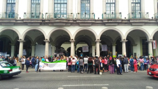 Manifestantes de <em>varias colonias</em> exigieron a las autoridades municipales obras para sus colonias pese a ser irregulares. Según su representante es responsabilidad del Ayuntamiento regularizar  colonias y brindarles servicios. 