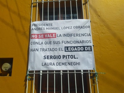 Laura Demeneghi, sobrina del Maestro Sergio Pitol, insiste en exigir recursos a la autoridades federales, estatales, locales y UV, para hacer de la casa del finado escritor, un centro cultural. Aunque ha dicho la casa está en venta, al parecer no interesa venderla, sino que se financie el centro cultural citado. 