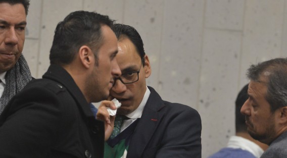 Mientras se desarrolla la sesión, el diputado García Escalante piensa en iniciativa que añadiría palillos de dientes a las botanas, café y demás que se suministran a los legisladores durante las sesiones. 