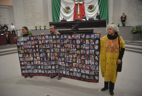 Llevaban consigo una lona con imágenes de personas desaparecidas.