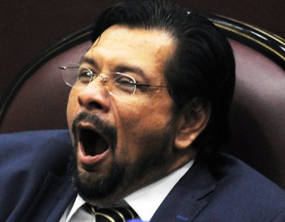 La maratónica sesión de la LXV Legislatura de Veracruz, agotó a los diputados, quienes hicieron hasta lo imposible por mantenerse atentos a todos los puntos del orden del día. 
