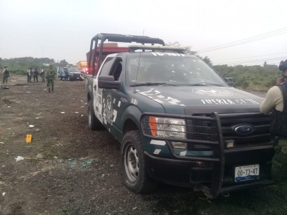 Un oficial fallecido y dos más heridos es el saldo de la emboscada que delincuentes tendieron a los policías en Tierra Blanca, Ver., con el fin de liberar a uno de sus compañeros, quien había sido detenido con un auto robado, y era trasladado. 