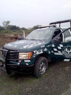 Un oficial fallecido y dos más heridos es el saldo de la emboscada que delincuentes tendieron a los policías en Tierra Blanca, Ver., con el fin de liberar a uno de sus compañeros, quien había sido detenido con un auto robado, y era trasladado. 