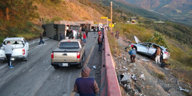 Daños materiales por más de 3 millones de pesos, un lesionado y cierre total de la vialidad con dirección a Veracruz, fue el saldo de la volcadura de un Tráiler tipo nodriza que transportaba vehículos de la empresa Honda, en el kilómetro 232 de la autopista Puebla- Córdoba. 