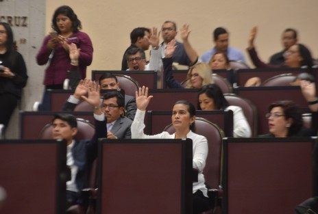 El Pleno de la LXV Legislatura del Estado de Veracruz aprobó, durante la décima sexta sesión ordinaria, la segunda etapa de cuatro decretos de reforma a la Constitución Política del Estado de Veracruz de Ignacio de la Llave, relativos a facultades de este Poder para autorizar a los Ayuntamientos montos máximos de empréstitos, integración de Concejos municipales, disposiciones para suplir ausencia de diputados, así como la consulta, a las comunidades indígenas sobre planes y programas de desarrollo.