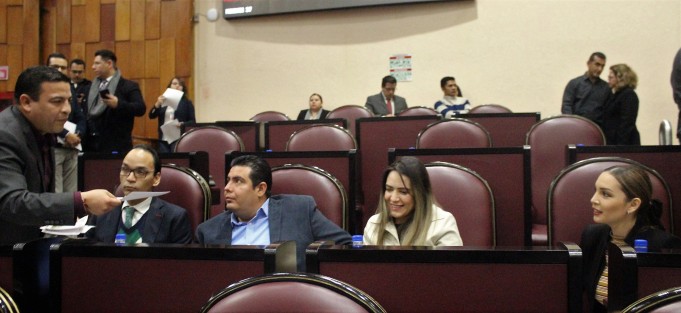 El presidente de la JUCOPO, Juan Javier Gómez Casarín, entregó invitaciones personalizadas a los diputados, para la visita del presidente AMLO, este viernes en Minatitlán. 