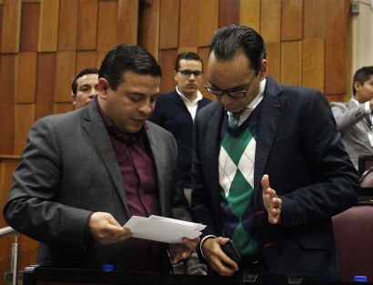 El presidente de la JUCOPO, Juan Javier Gómez Casarín, entregó invitaciones personificadas a los diputados, para la visita del presidente AMLO, este viernes en Minatitlán. 