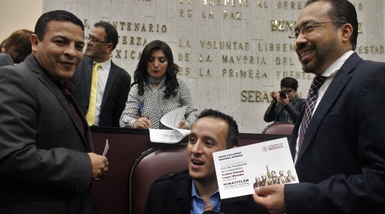 El presidente de la JUCOPO, Juan Javier Gómez Casarín, entregó invitaciones personalizadas a los diputados, para la visita del presidente AMLO, este viernes en Minatitlán. 
