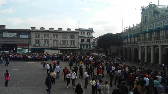 Debido al temblor de 6.5 grados con epicentro en ciudad Hidalgo, Chiapas, esta mañana a la 10:14 horas, varios edificios de la ciudad de Xalapa fueron evacuados. 