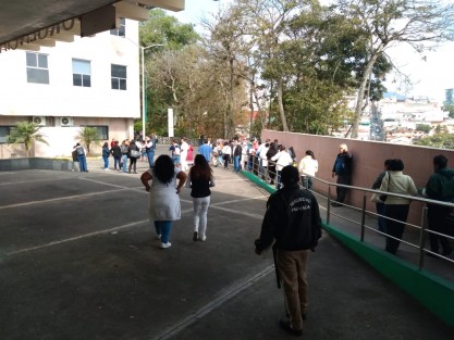 Debido al temblor de 6.5 grados con epicentro en ciudad Hidalgo, Chiapas, esta mañana a la 10:14 horas, varios edificios de la ciudad de Xalapa fueron evacuados. 