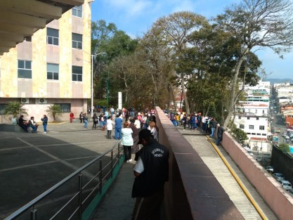 Debido al temblor de 6.5 grados con epicentro en ciudad Hidalgo, Chiapas, esta mañana a la 10:14 horas, varios edificios de la ciudad de Xalapa fueron evacuados. 