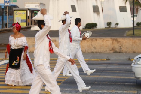 Integrantes del ballet folclórico <em>Tlaneci</em>, presentan un show de son jarocho sobre el bulevar Ruiz Cortines y Juan Pablo Segundo. Lo recaudado, es para comprar vestuario y costear algunos gastos que se requieren para seguir presentandose. Los danzantes no reciben becas no ayuda de ninguna institución gubernamental.