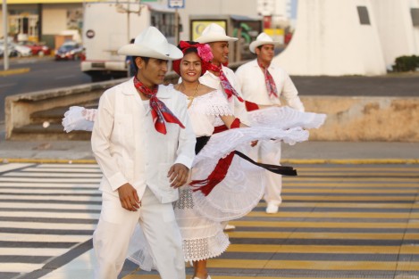 Integrantes del ballet folclórico <em>Tlaneci</em>, presentan un show de son jarocho sobre el bulevar Ruiz Cortines y Juan Pablo Segundo. Lo recaudado, es para comprar vestuario y costear algunos gastos que se requieren para seguir presentándose. Los danzantes no reciben becas no ayuda de ninguna institución gubernamental.