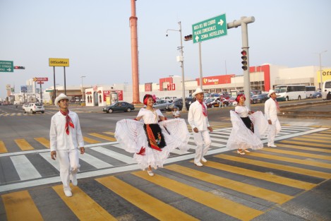 Integrantes del ballet folclórico <em>Tlaneci</em>, presentan un show de son jarocho sobre el bulevar Ruiz Cortines y Juan Pablo Segundo. Lo recaudado, es para comprar vestuario y costear algunos gastos que se requieren para seguir presentándose. Los danzantes no reciben becas no ayuda de ninguna institución gubernamental.