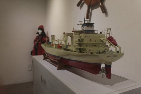 Así mismo se muestran algunos de los instrumentos y equipo que marinos mercantes emplean en su trabajo en el mar.  
