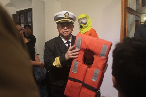 Los asistentes a la inauguración tuvieron la oportunidad de escuchar las explicaciones y anécdotas de los capitanes de la Marina Mercante.
 