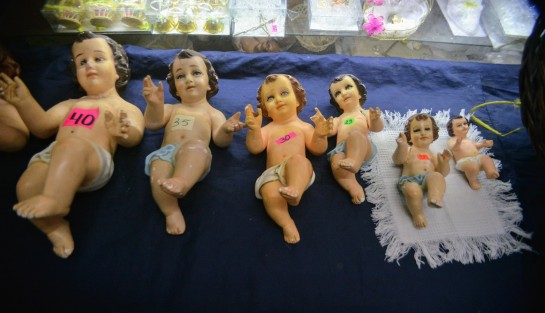 Aunque con menor demanda que en otros años, aún llegan personas a vestir a los niños Dios en el mercado Jáuregui, conservando así la tradición de La Candelaria.