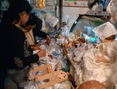 Aunque con menor demanda que en otros años, aún llegan personas a vestir a los niños Dios en el mercado Jáuregui, conservando así la tradición de La Candelaria.
