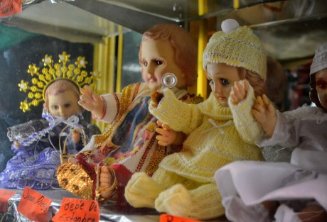 La ropa para vestir a los niños cuesta desde 45 pesos y hasta 200, depende  del santo o personaje que se elija; las sillitas tiene un costo adicional. 
