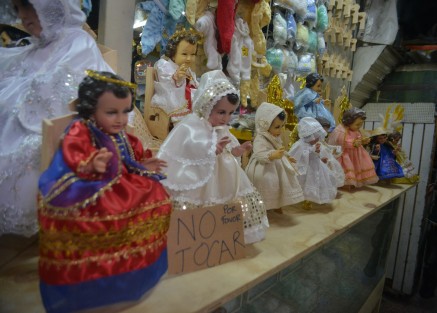 La ropa para vestir a los niños cuesta desde 45 pesos y hasta 200, depende  del santo o personaje que se elija; las sillitas tiene un costo adicional. 