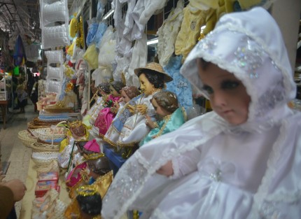 Los comerciantes esperan que en el transcurso del para día mejoren las ventas, y así obtener un poco de ganancias.