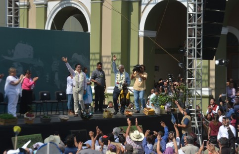  Y pese a que en el pasado el Honorable Ayuntamiento de Córdoba negaba los permisos para eventos de MORENA y Andrés Manuel López Obrador, este domingo se vio abarrotado el parque 21 de Mayo de la Ciudad de los 30 Caballeros en la visita de AMLO como Presidente de la República.  