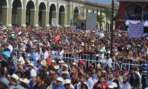  Y pese a que en el pasado el Honorable Ayuntamiento de Córdoba negaba los permisos para eventos de MORENA y Andrés Manuel López Obrador, este domingo se vio abarrotado el parque 21 de Mayo de la Ciudad de los 30 Caballeros en la visita de AMLO como Presidente de la República.  