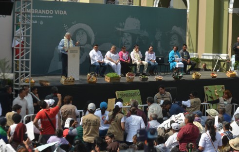  Y pese a que en el pasado el Honorable Ayuntamiento de Córdoba negaba los permisos para eventos de MORENA y Andrés Manuel López Obrador, este domingo se vio abarrotado el parque 21 de Mayo de la Ciudad de los 30 Caballeros en la visita de AMLO como Presidente de la República.  
